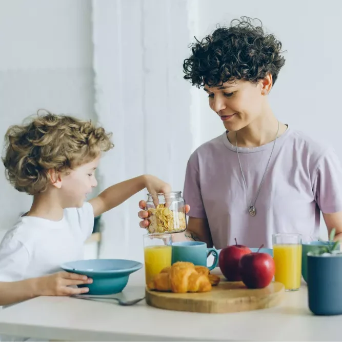 kids-eating-kitchen Kids eating kitchen